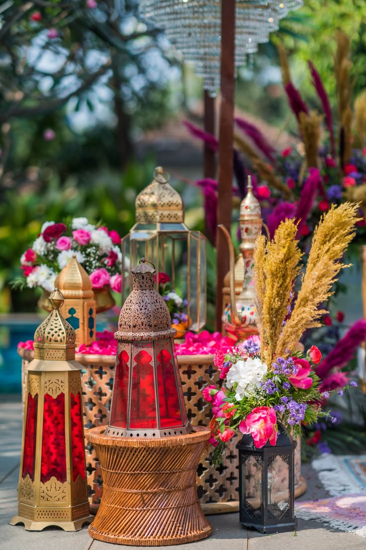 A-boho-themed-mehendi-with-morroccan-lanterns-with-a-pop-of-vibrant-reds-and-pinks🌷